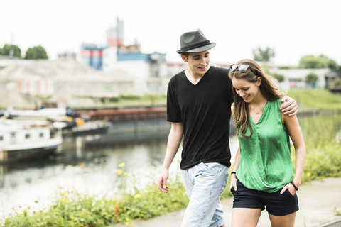 Porträt eines jungen Paares beim Spaziergang, lizenzfreies Stockfoto