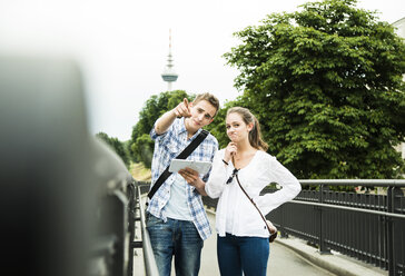 Porträt eines jungen Paares auf der Suche nach der richtigen Richtung - UUF001076