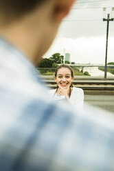 Junges Teenager-Mädchen fotografiert ihren Freund - UUF001081