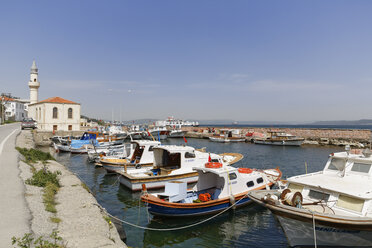 Türkei, Marmara-Region, Ostthrakien, Dardanellen, Gelibolu, Hafen von Kilitbahir - SIEF005463