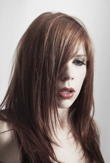 Porträt einer jungen Frau mit roten Lippen - FCF000255