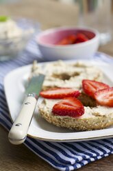 Bagel mit frischen Erdbeeren auf hausgemachtem veganem Frischkäse - HAWF000307