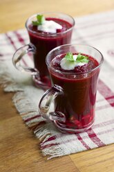 Gazpacho aus Rüben und Tomaten mit einem Klecks Sojajoghurt als Garnitur und einem Blatt Petersilie - HAWF000317