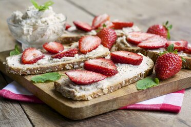 Toast mit Erdbeeren und veganem Frischkäse - HAWF000320