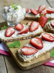 Toast mit Erdbeeren und veganem Frischkäse - HAWF000321