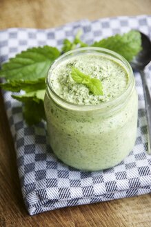 Ein Glas hausgemachtes Zitronenmelissenpesto mit frischen Melissenblättern (Melissa officinalis) - HAWF000325