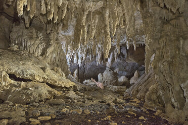 Neuseeland, Golden Bay, beleuchtete Flusssteine in Stafford's Cave - SHF001411