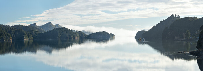 Neuseeland, Golden Bay, Whanganui Inlet, Inseln und Berge spiegeln sich im Wasser bei Westhaven - SHF001416