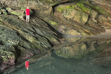 Neuseeland, Golden Bay, Puponga, Junge in einer Höhle mit Wasserbecken - SHF001487
