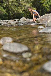 Neuseeland, Nelson, Maitai Valley, Mädchen balanciert auf den Felsen des Maitai River - SHF001488