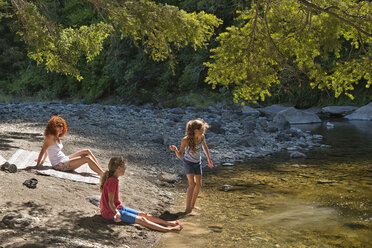 New Zealand, Nelson, Maitai Valley, family resting at the shore of Maitai River - SHF001495