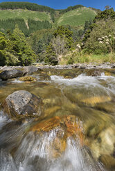 Neuseeland, Nelson, Maitai Valley, Wasser strömt über Felsen im Maitai River - SHF001432