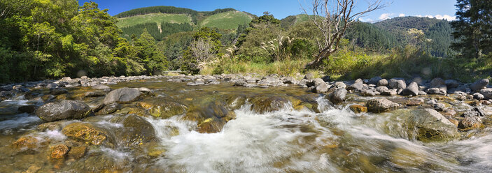Neuseeland, Nelson, Maitai Valley, Wasser strömt über Felsen im Maitai River - SHF001433
