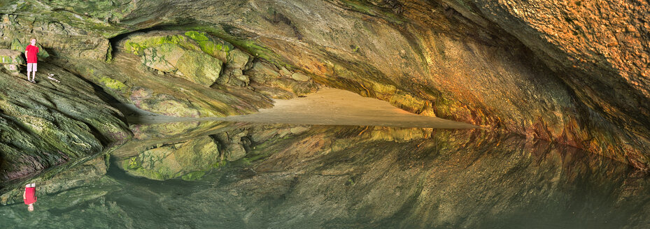 Neuseeland, Golden Bay, Puponga, Junge in einer Höhle mit Wasserbecken - SHF001489