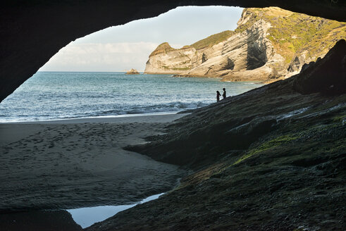 Neuseeland, Golden Bay, Puponga, Aussicht von einer Höhle in der Nähe von Cape Farewell - SHF001496