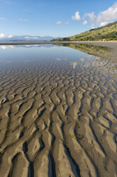 Neuseeland, Tasman, Golden Bay, Pakawau, Spiegelungen von Wolken im Wasser und Strukturen im Sand bei Ebbe - SHF001440