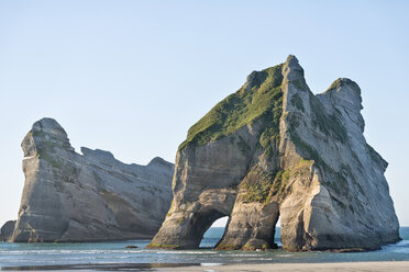 New Zealand, Golden Bay, Wharariki Beach, rock arches at the beach - SHF001456