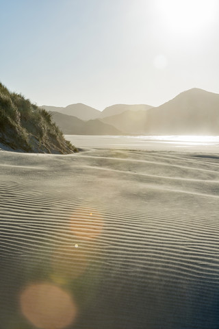 Neuseeland, Golden Bay, Wharariki Beach, Windmuster und Spiegelungen in einer Sanddüne, lizenzfreies Stockfoto