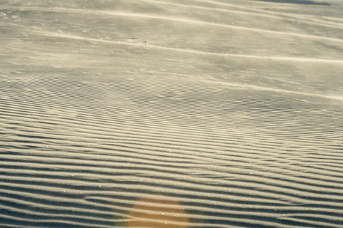 Neuseeland, Golden Bay, Wharariki Beach, Windmuster und Spiegelungen in einer Sanddüne, lizenzfreies Stockfoto