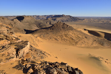 Africa, Algeria, Sahara, Tassili N'Ajjer National Park, Tadrart, Western escarpment of Tadrart plateau - ES001233