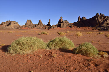 Afrika, Algerien, Sahara, Tassili N'Ajjer National Park, Tassili Tadrart, Erodierte Sandsteinfelsen und Sanddünen am Cirque - ES001230