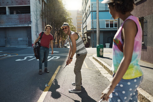 Freunde spielen urbanes Golf in der Stadt - VVF000139