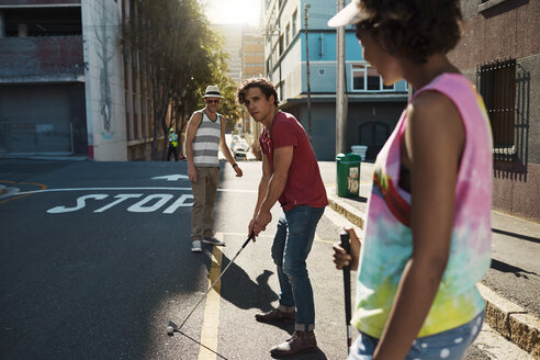 Freunde spielen urbanes Golf in der Stadt - VVF000114