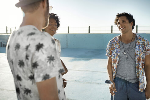 Friends playing urban golf in empty swimming pool - VV000145