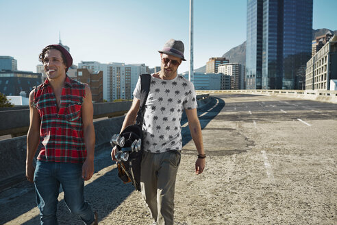 Zwei Freunde gehen auf der Straße mit einer Golftasche - VVF000149