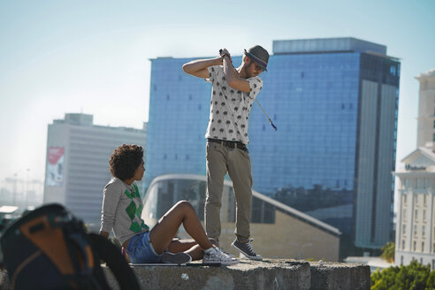 Couple playing urban golf in the city - VVF000153