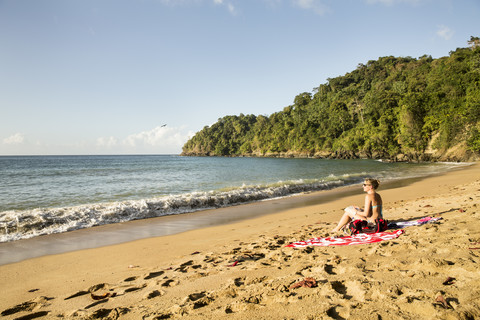 Karibik, Trinidad und Tobago, Tobago, Frau am Strand von Englishman's Bay, lizenzfreies Stockfoto
