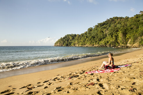 Karibik, Trinidad und Tobago, Tobago, Frau am Strand von Englishman's Bay - SKF001550