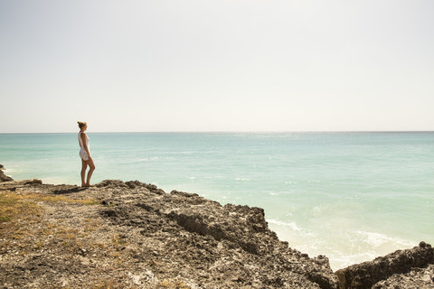 Karibik, Barbados, Frau an der Küste, lizenzfreies Stockfoto