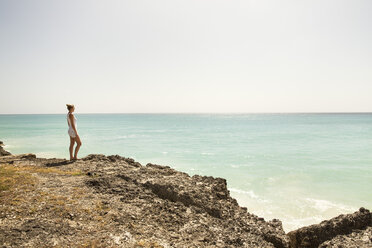 Karibik, Barbados, Frau an der Küste - SKF001561