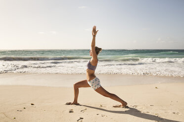 Karibik, Barbados, Silver Sands Strand, Frau übt Yoga - SKF001562