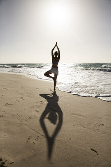 Karibik, Barbados, Silver Sands Strand, Frau übt Yoga - SKF001563