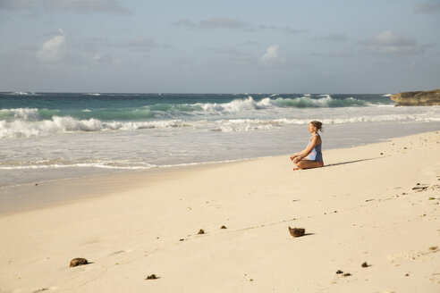 Karibik, Barbados, Silver Sands Strand, Frau übt Yoga - SKF001542