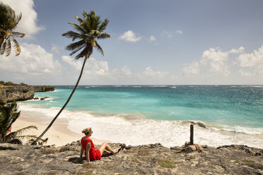 Karibik, Barbados, Bottom Bay, Frau sitzt an der Küste - SKF001543
