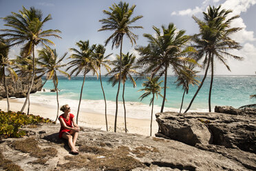 Karibik, Barbados, Bottom Bay, Frau sitzt an der Küste - SKF001566