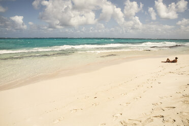Karibik, Barbados, Cave Bay, Frau am Strand - SKF001567
