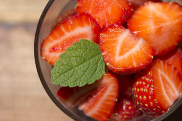 Erdbeeren in einem Glas, garniert mit Zitronenmelisse - YFF000185