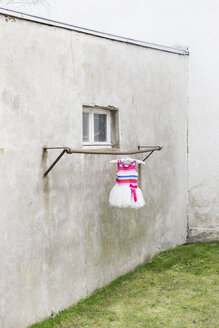 Deutschland, düsterer Hinterhof mit Kinderkleidern an der Kleiderstange - DR000694