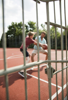 Deutschland, Mannheim, Vater und Sohn spielen Basketball - UUF001163