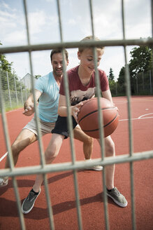 Deutschland, Mannheim, Vater und Sohn spielen Basketball - UUF001170