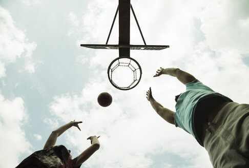 Deutschland, Mannheim, Vater und Sohn spielen Basketball - UUF001114