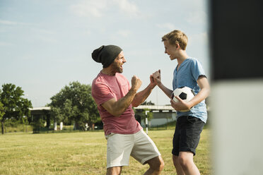 Deutschland, Mannheim, Vater und Sohn spielen Fußball - UUF001125