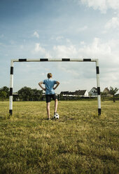 Germany, Mannheim, Teenage boy standing in goal, hands on hips - UUF001127