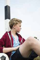 Germany, Mannheim, Teenage boy leaning on goal post - UUF001159