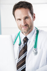 Germany, Mannheim, Portrait of a doctor - UUF001139