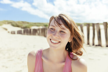 Porträt einer glücklichen Frau am Strand - MFF001130